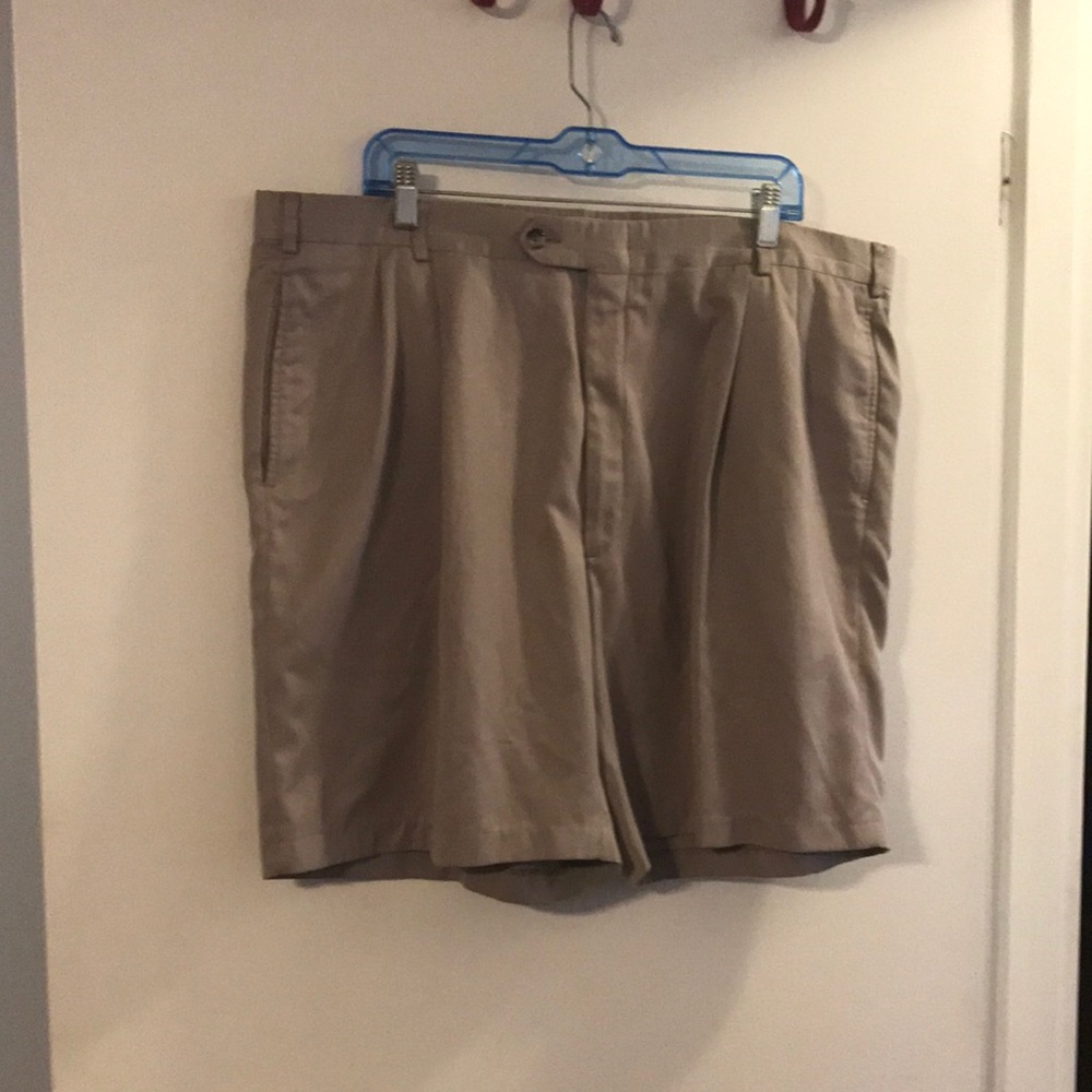 Nicklaus men’s tan golf shorts